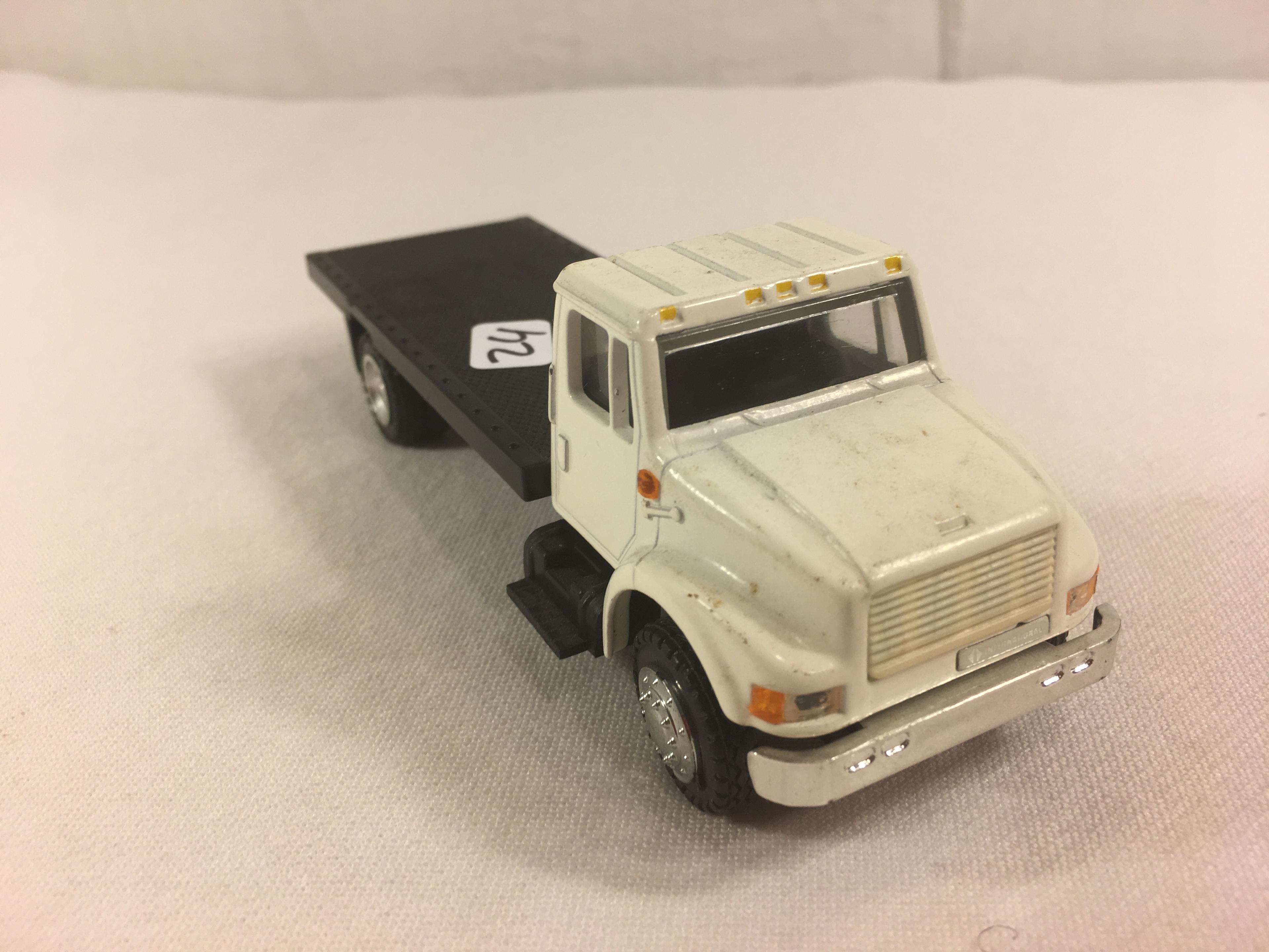 Collector Loose Flatbed Truck White/Black Size: 6.1/2" Long