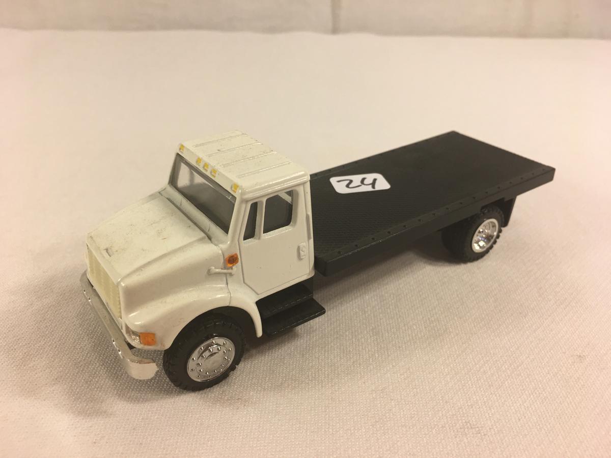 Collector Loose Flatbed Truck White/Black Size: 6.1/2" Long