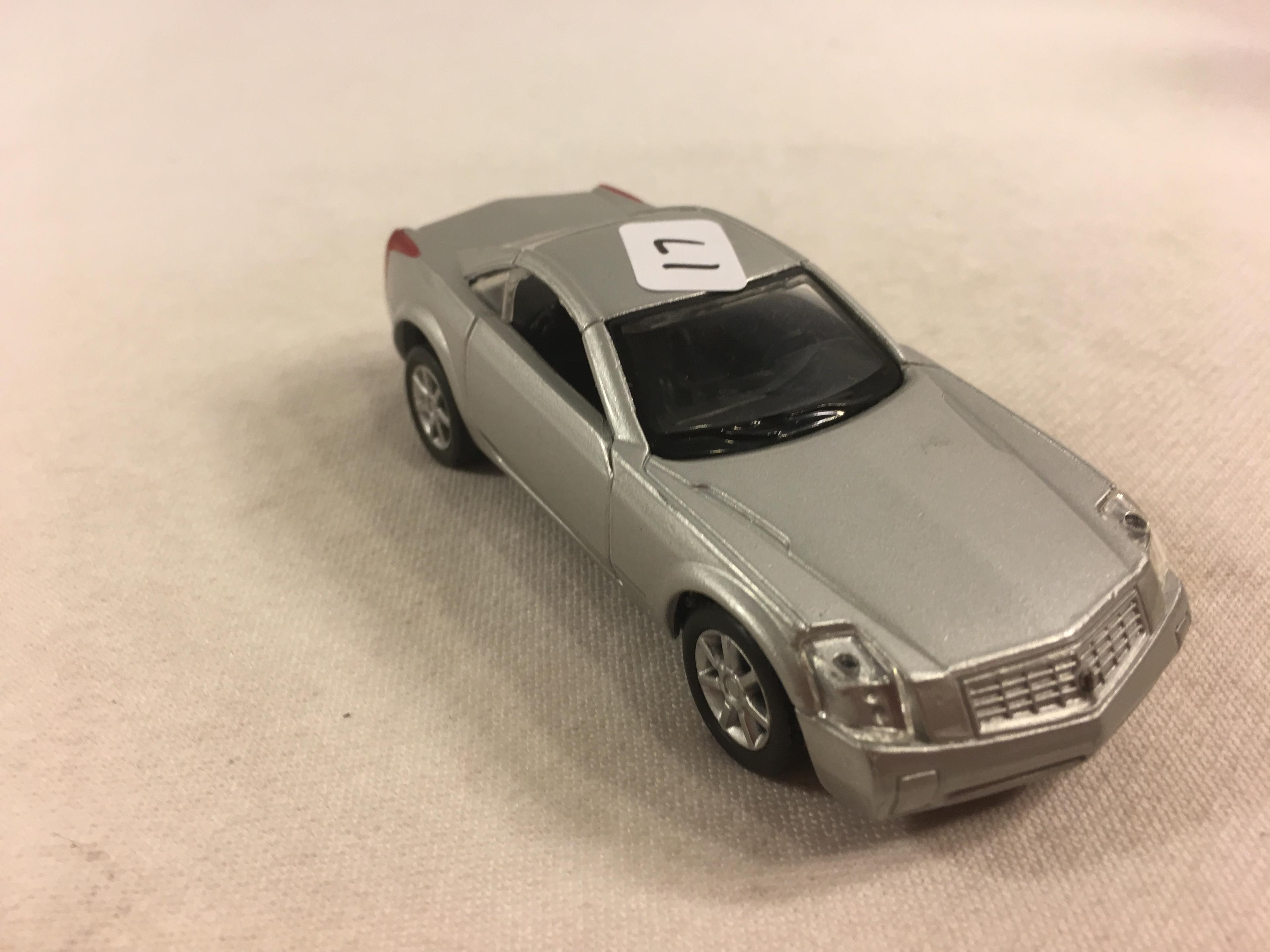 Collector Loose Maisto Cadillac EVCQ Scale 1/37 Die-cast Metal  Silver Color Car