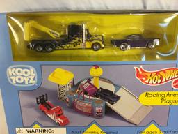 Collector NIP Hot Wheels Kool Toyz Racing Arena Playset Set of 2 Cars 1/64 Scale