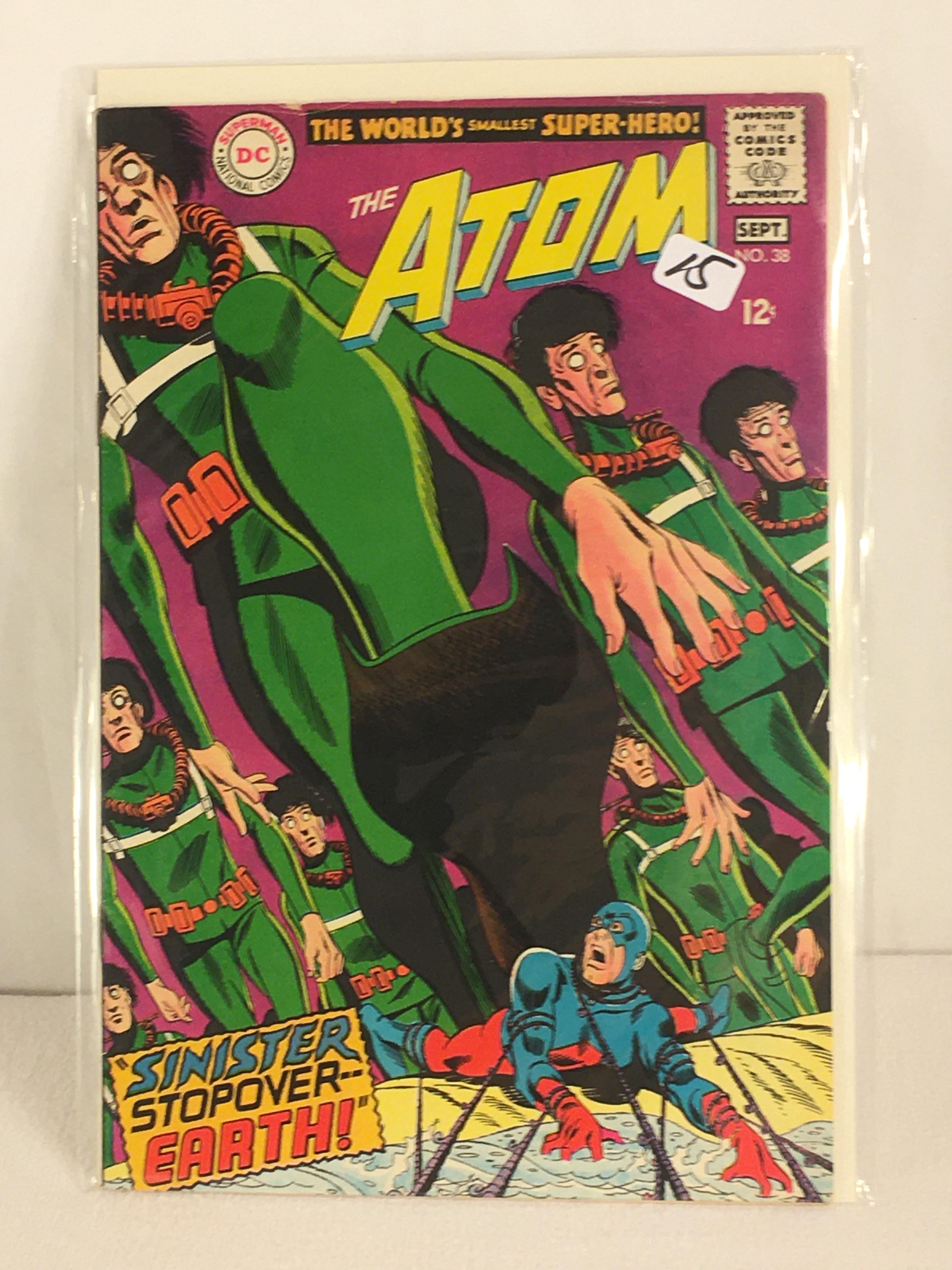 Collector Vintage DC, Comics The ATOM Sinister Stopover Earth Comic Book No.38