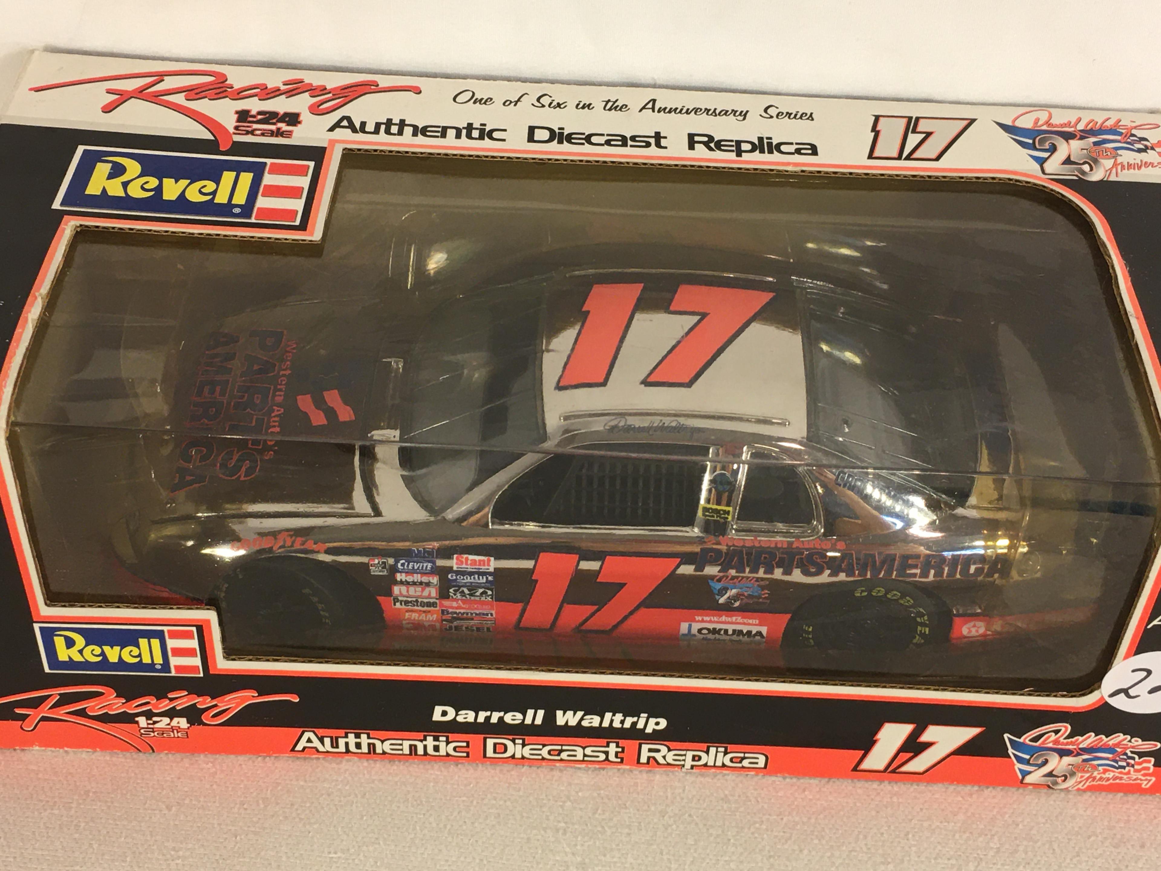 Collector Revell Racing Authentic DieCast Replica 1:24 Scale Darrell Waltrip Replica #17