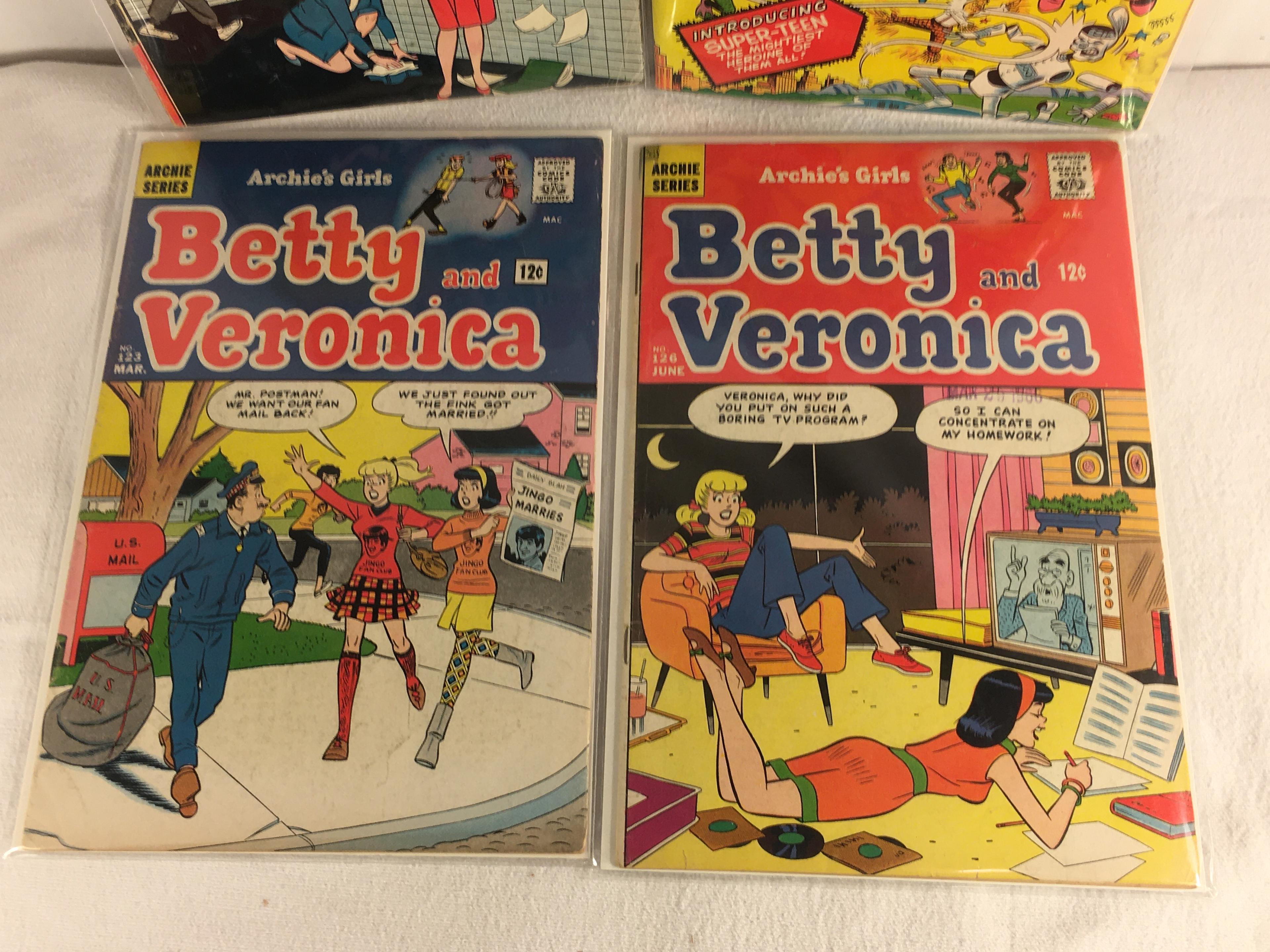 Lot of 4 Pcs Collector Vintage Archie Series Betty and Veronica Comic Books No.102.118.123.126