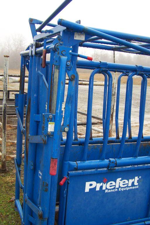 PRIEFERT SQUEEZE CHUTE, AUTOMATIC AND MANUAL, MODEL: S01, S: 61165