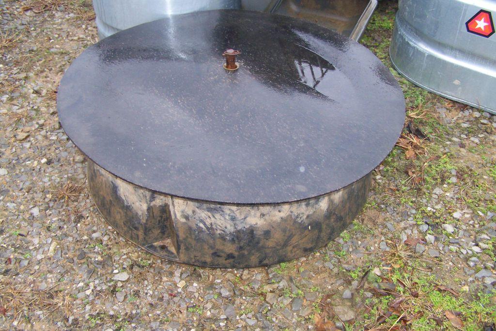 ROUND MINERAL FEEDER