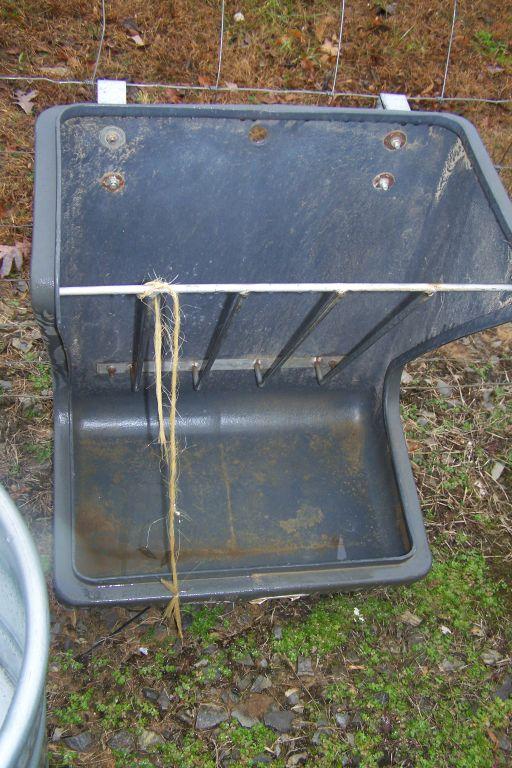 HANGING HAY/FEED TROUGH