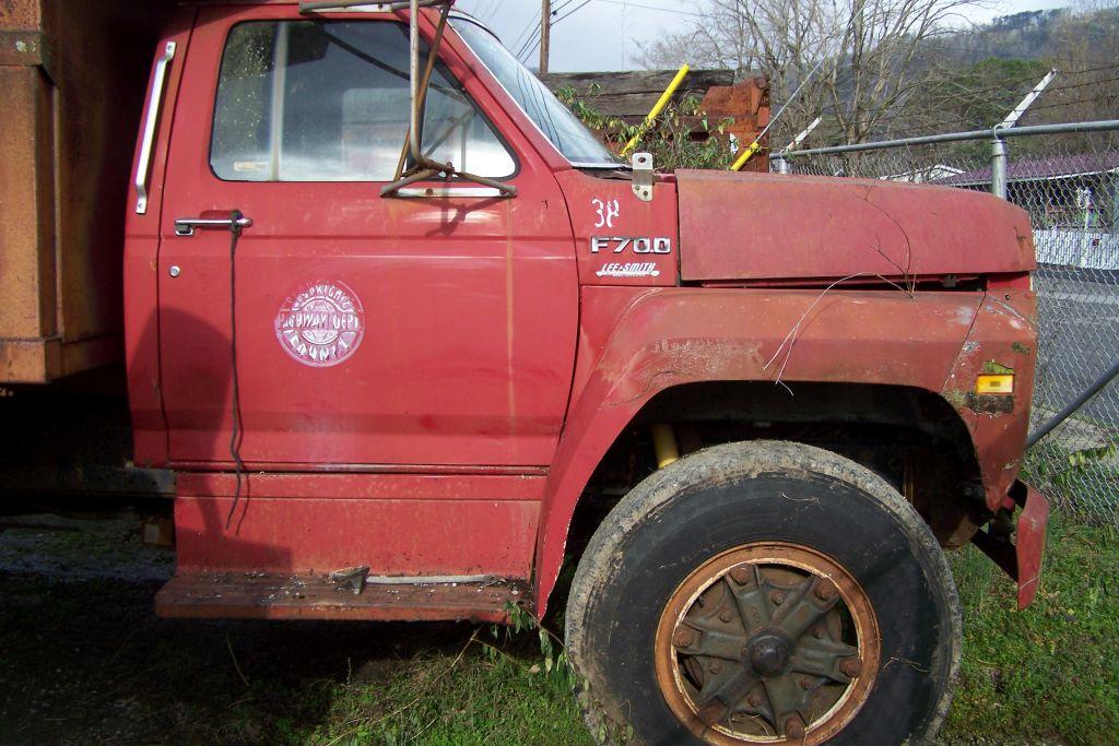 1987 FORD F700 DUMP TRUCK, MILES SHOWING: 270,174, 792 CAT DIESEL, FOR PART