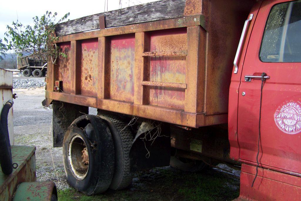 1987 FORD F700 DUMP TRUCK, MILES SHOWING: 270,174, 792 CAT DIESEL, FOR PART