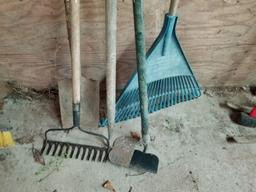 METAL RAKE, LAWN RAKE, 2 GARDEN HOES, SHOVEL