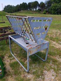 GREY HAY FEEDER 4' WIDE X 5' TALL