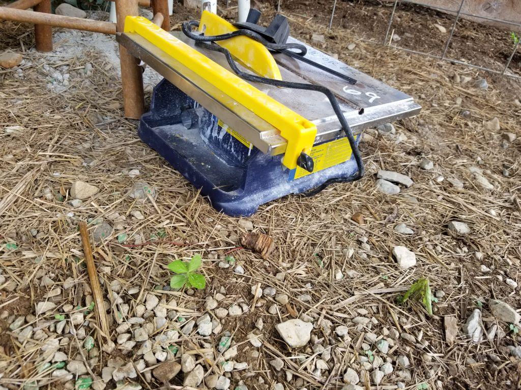 TILE SAW, SELLER SAYS WORKS