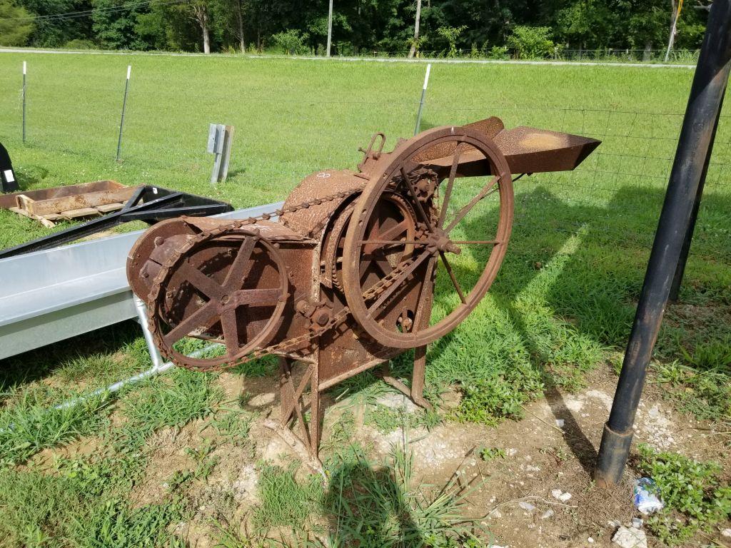 ANTIQUE INTERNATIONAL HARVESTER CORN SHELLER