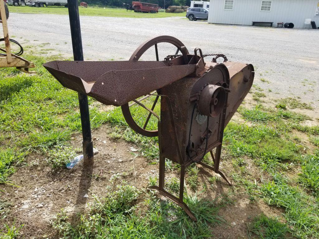 ANTIQUE INTERNATIONAL HARVESTER CORN SHELLER