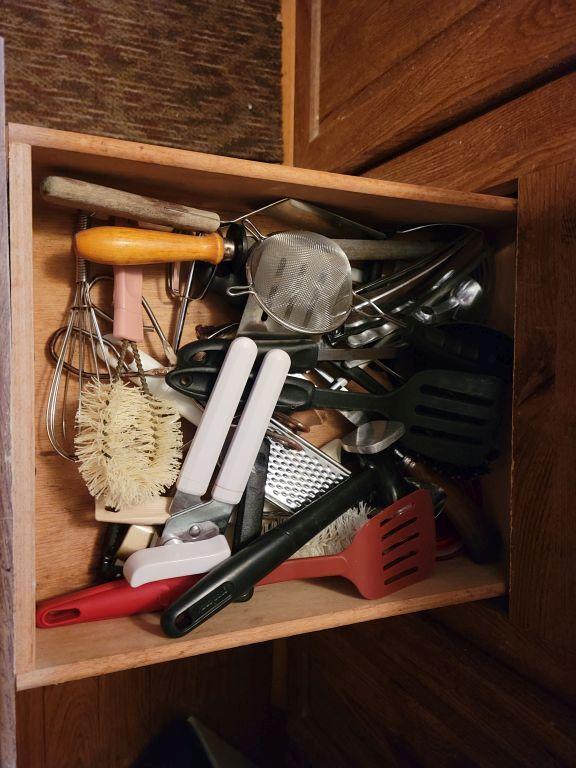 DISHRAGS, UTENSILS, SILVERWARE AND 4 GLASS VASES