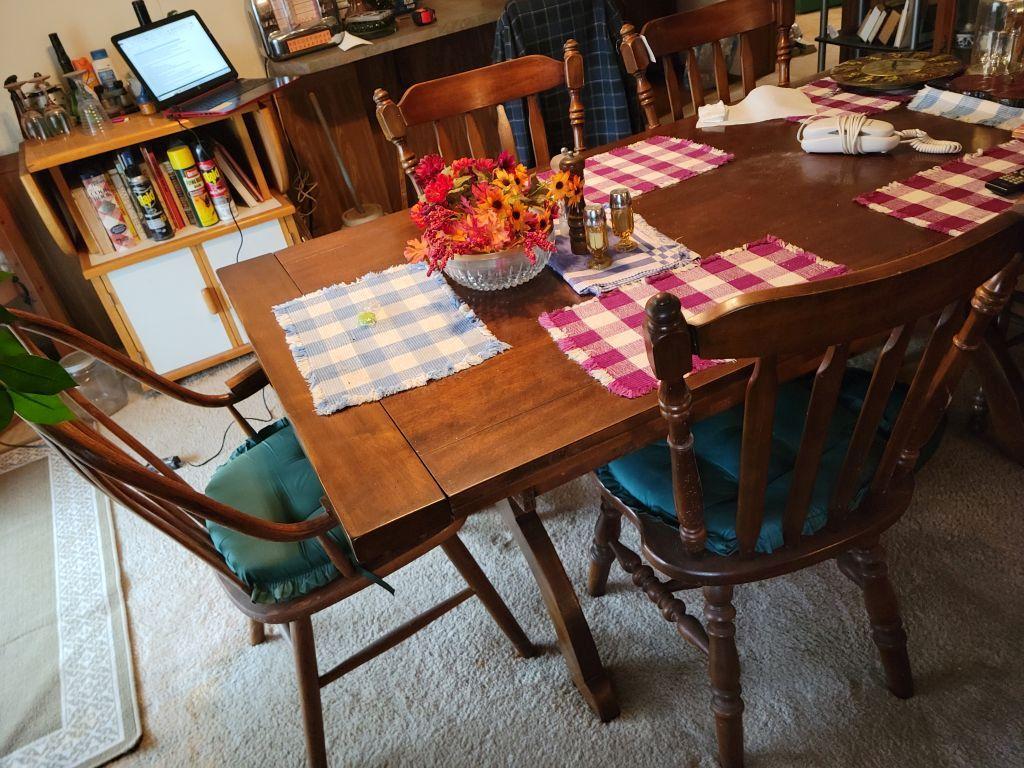 WOODEN DINING ROOM TABLE WITH 4 MATCHING CHAIRS, 2 WOODEN NONNMATCHING CHAI