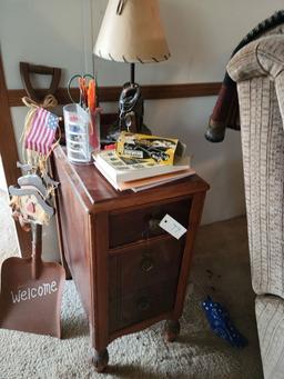 SMALL 3 DRAWER TABLE WITH WESTERN LAMP: ITEMS ON TOP INCLUDED