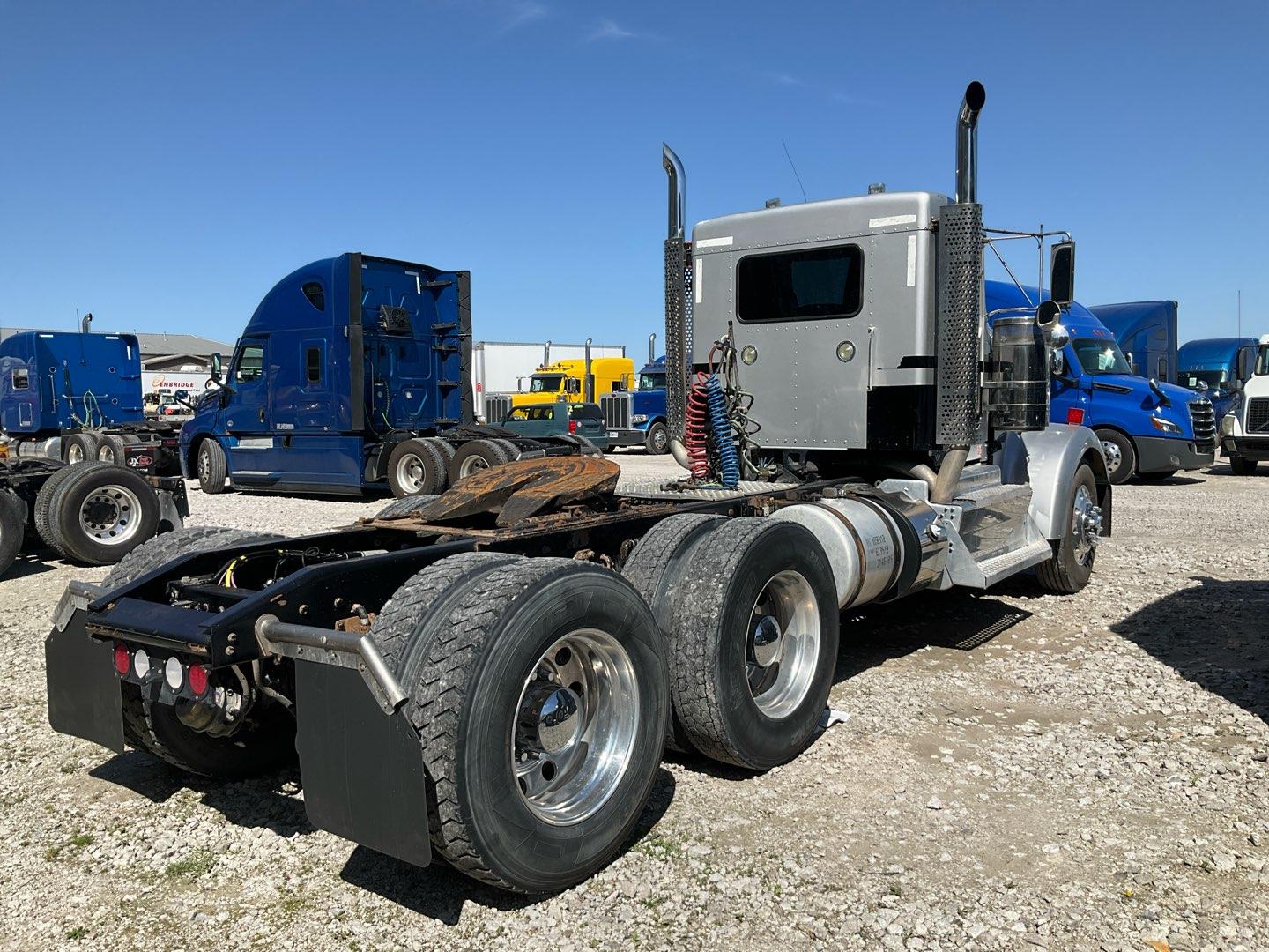 2011 KENWORTH W900 Serial Number: 1XKWD40X6BJ286733