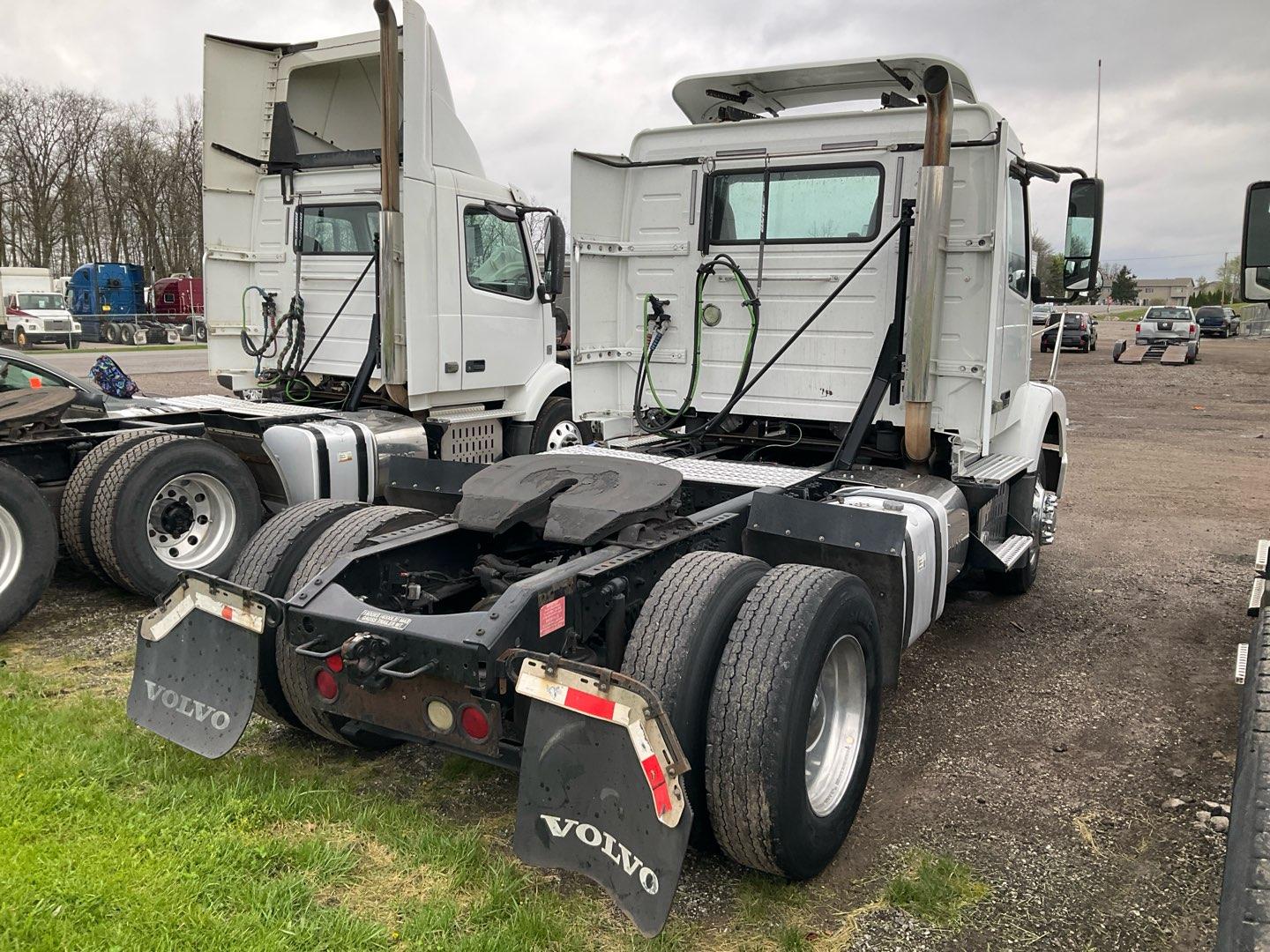 2013 VOLVO VNM42T200 Serial Number: 4V4M19DG4DN144867