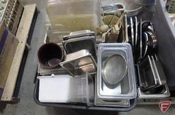 Stainless steel pans, plastic pans, cheesecake pans(7)