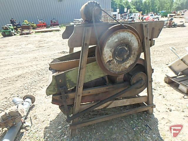 Fanning mill/grain screener, with pallet of belts and screens