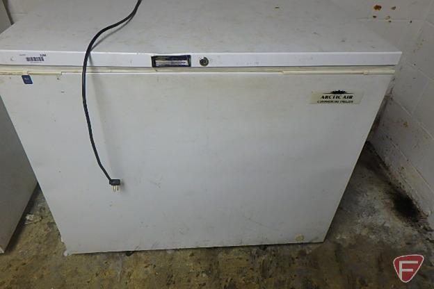 Arctic Air commercial chest freezer, on rollers, dent in lid does not prevent lid from closing