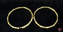 Two bangle bracelets, each 23K yellow gold 900, hinged on one side, clasp on the other side