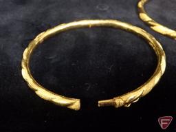 Two bangle bracelets, each 23K yellow gold 900, hinged on one side, clasp on the other side