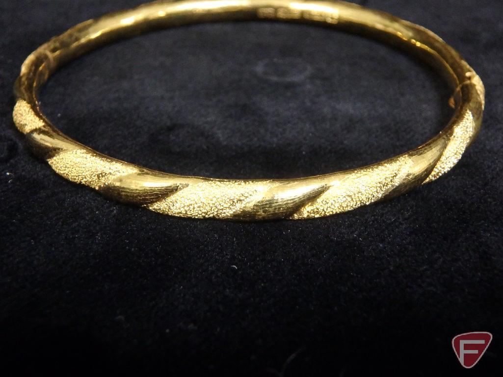 Two bangle bracelets, each 23K yellow gold 900, hinged on one side, clasp on the other side