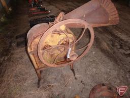 Hand corn sheller