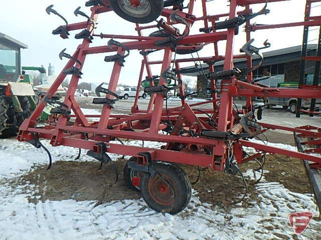 Case IH 4800 30' pull type vibra shank field cultivator with walking tandems, 3 bar mulch