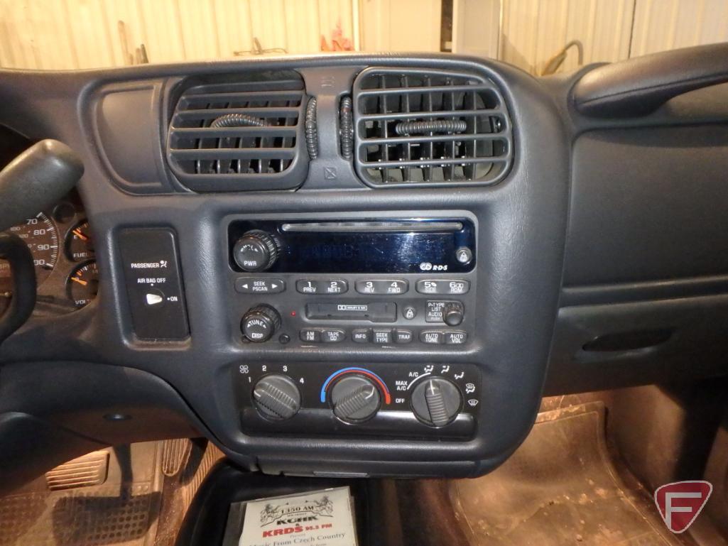 2003 Chevrolet S10 extended cab Pickup Truck with Safari color-matched topper