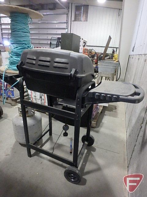 Char-Broil propane grill, 20lb propane tank, and and braided rope