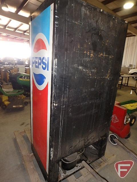 Vendo Company Pepsi branded pop/soda vending machine, outdoor, 115v, sn 2HF 012306
