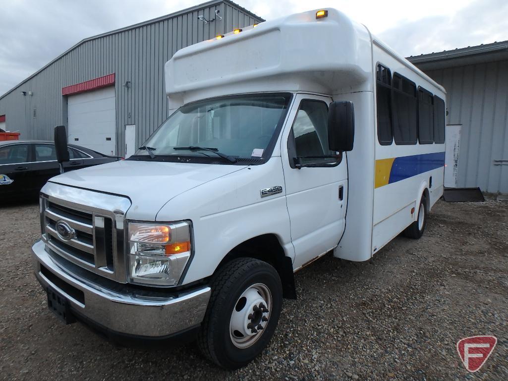 2013 Ford E-450 Super Duty Glaval Bus