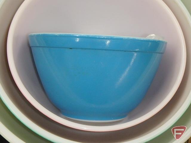 Pyrex nesting bowl set, 4 bowls