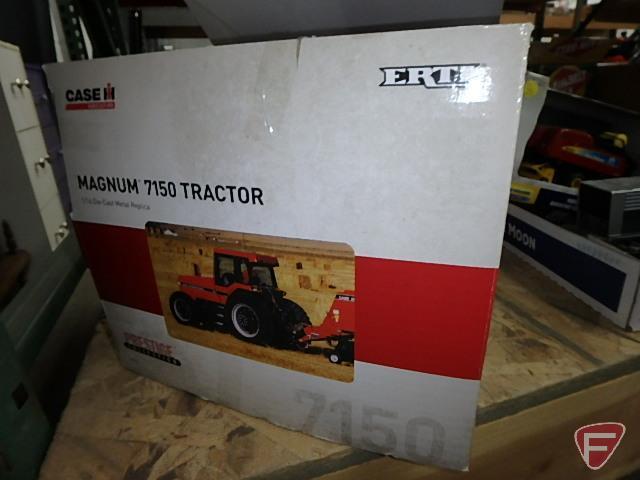 Magnum 7150 Prestige tractor Case IH, 1/16 scale, with (2) puzzles and cloth calendar