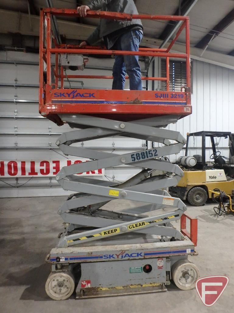 2005 Skyjack SJIII 3219 scissor lift, 24v, 19' platform height