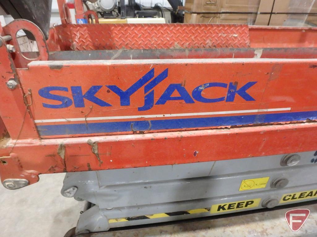 2005 Skyjack SJIII 3219 scissor lift, 24v, 19' platform height