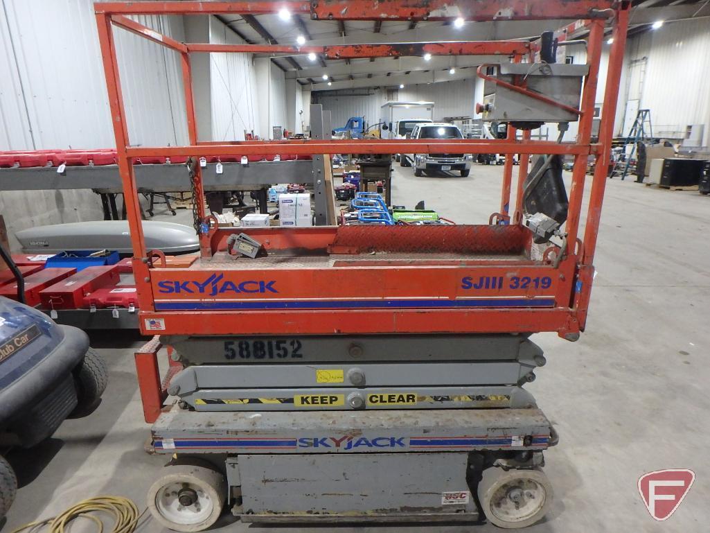 2005 Skyjack SJIII 3219 scissor lift, 24v, 19' platform height