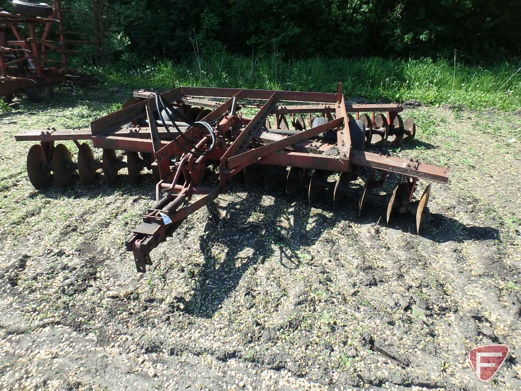 14' International Harvester 500 tandem disc with hydraulic lift, dual wheels