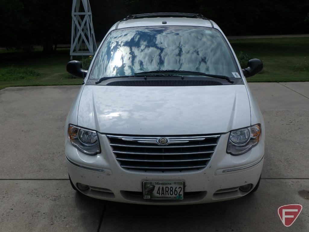 2007 Chrysler Town & Country Van