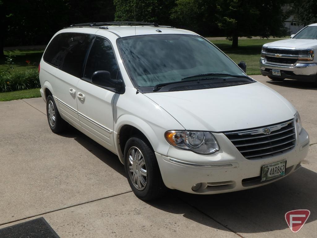 2007 Chrysler Town & Country Van