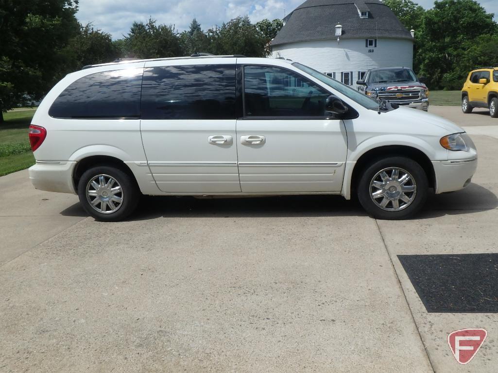 2007 Chrysler Town & Country Van