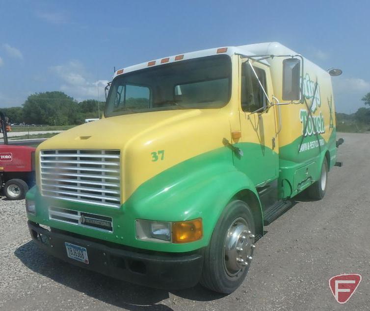 2000 International 4700 LPX Truck with spray unit