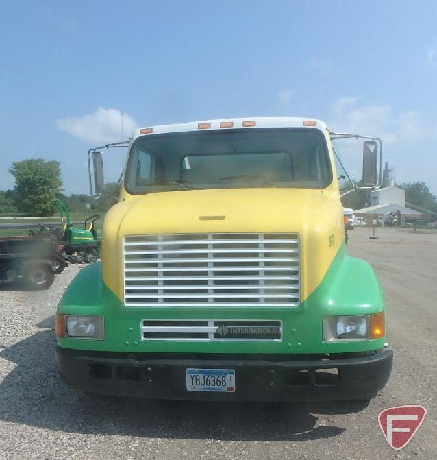 2000 International 4700 LPX Truck with spray unit