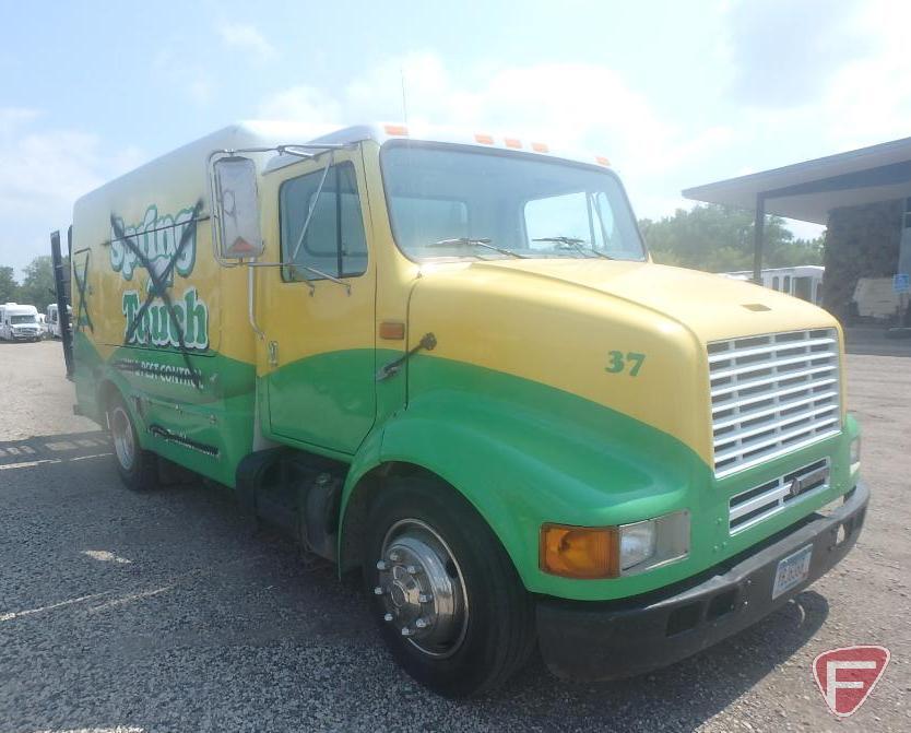 2000 International 4700 LPX Truck with spray unit