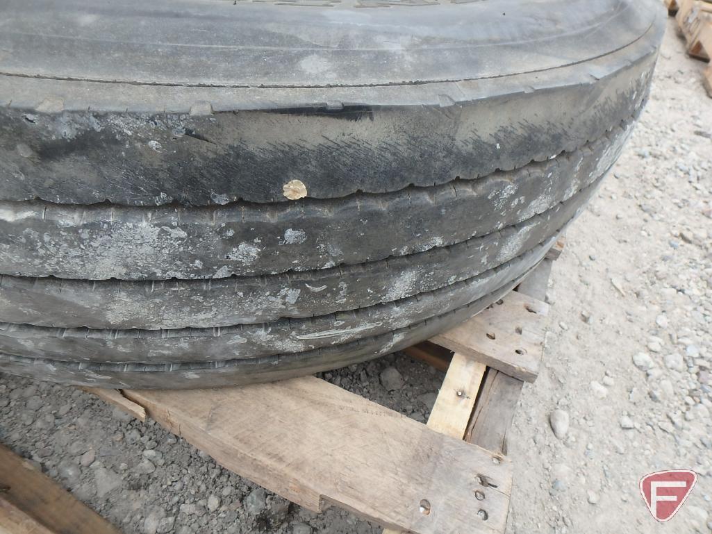 (1) Continental tire 295/75 r 22.5 : (1) Dunlop tire 295/75 r 22.5