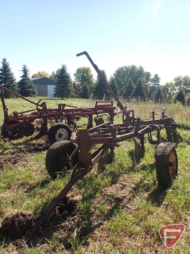 MCCORMICK 3 BOTTOM PULL TYPE MOLDBOARD PLOW, HYDRAULIC LIFT LESS CYLINDER