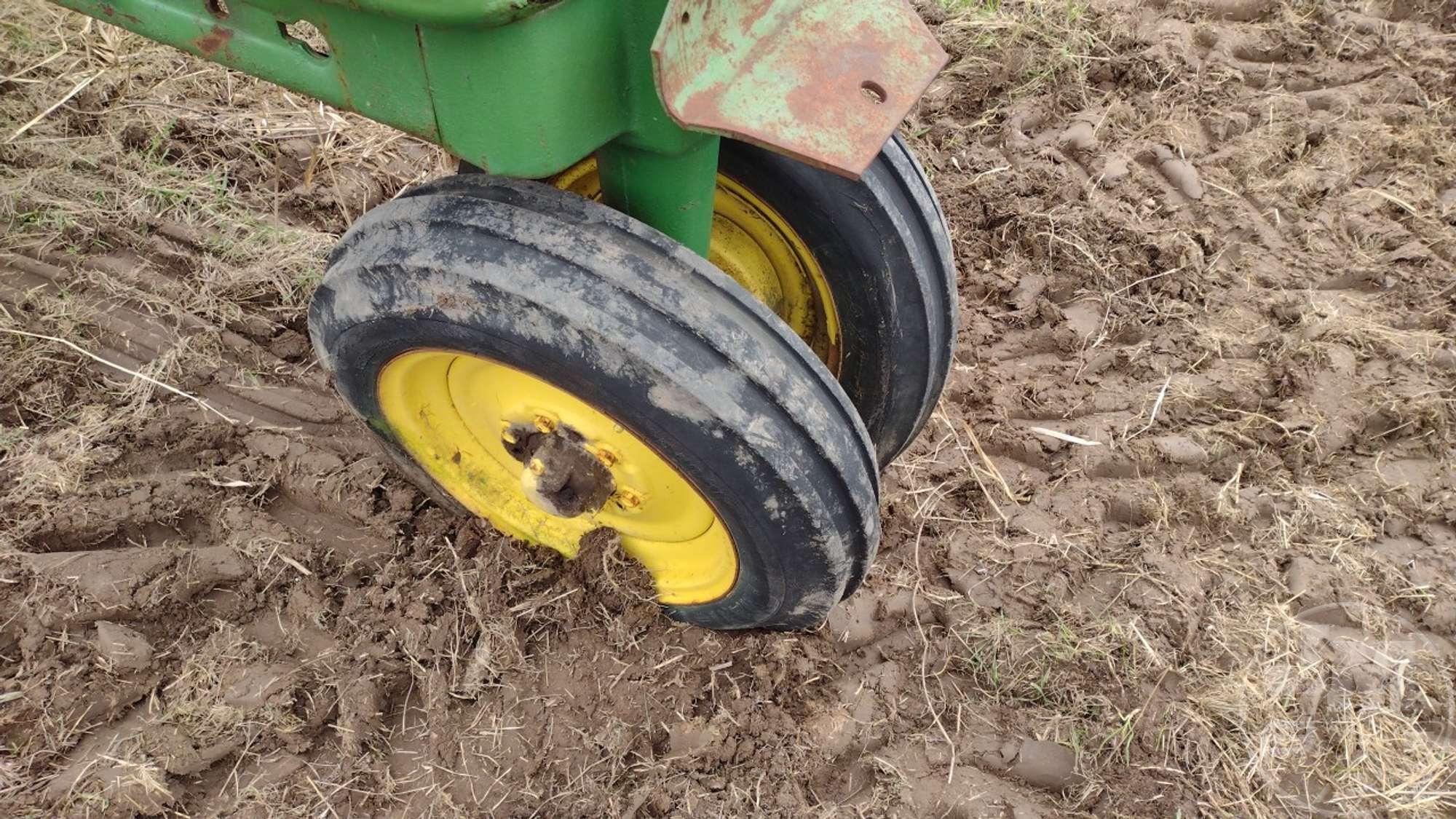 JOHN DEERE A TRACTOR