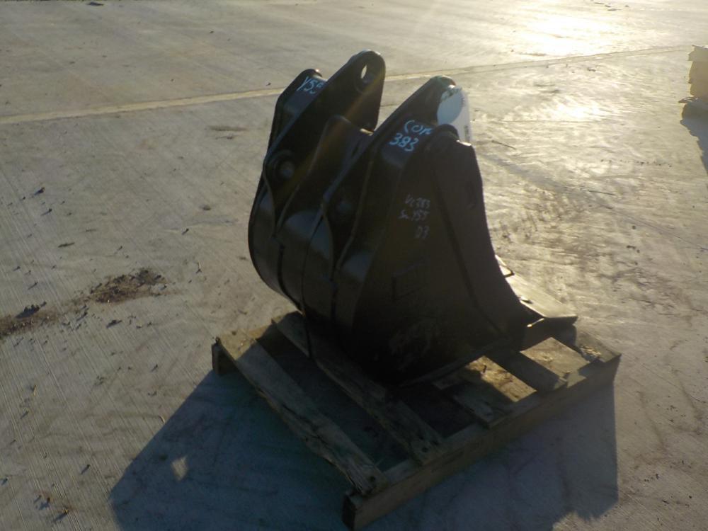 24" Bucket to suit CAT Backhoe Loader, Serial: Y55